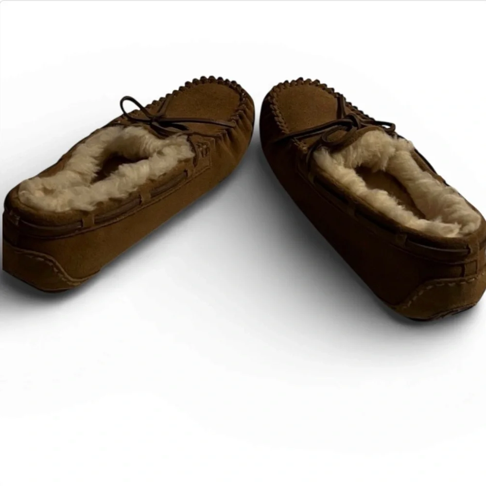 Ugg kids Dakota slippers sheepskin fur lined chestnut suede moccasin size 4 EUC